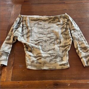 The Buckle Off The Shoulder Camouflage Thermal Top Size Small